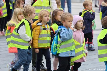 Otroci kamniških šol in vrtcev rajali na Glavnem trgu in se učili o trajnostni mobilnosti (101)